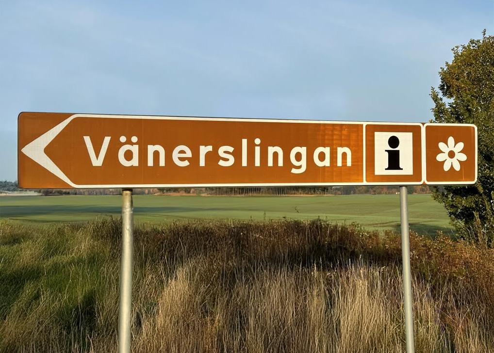 Brun vägskylt det står Vänerslingan på